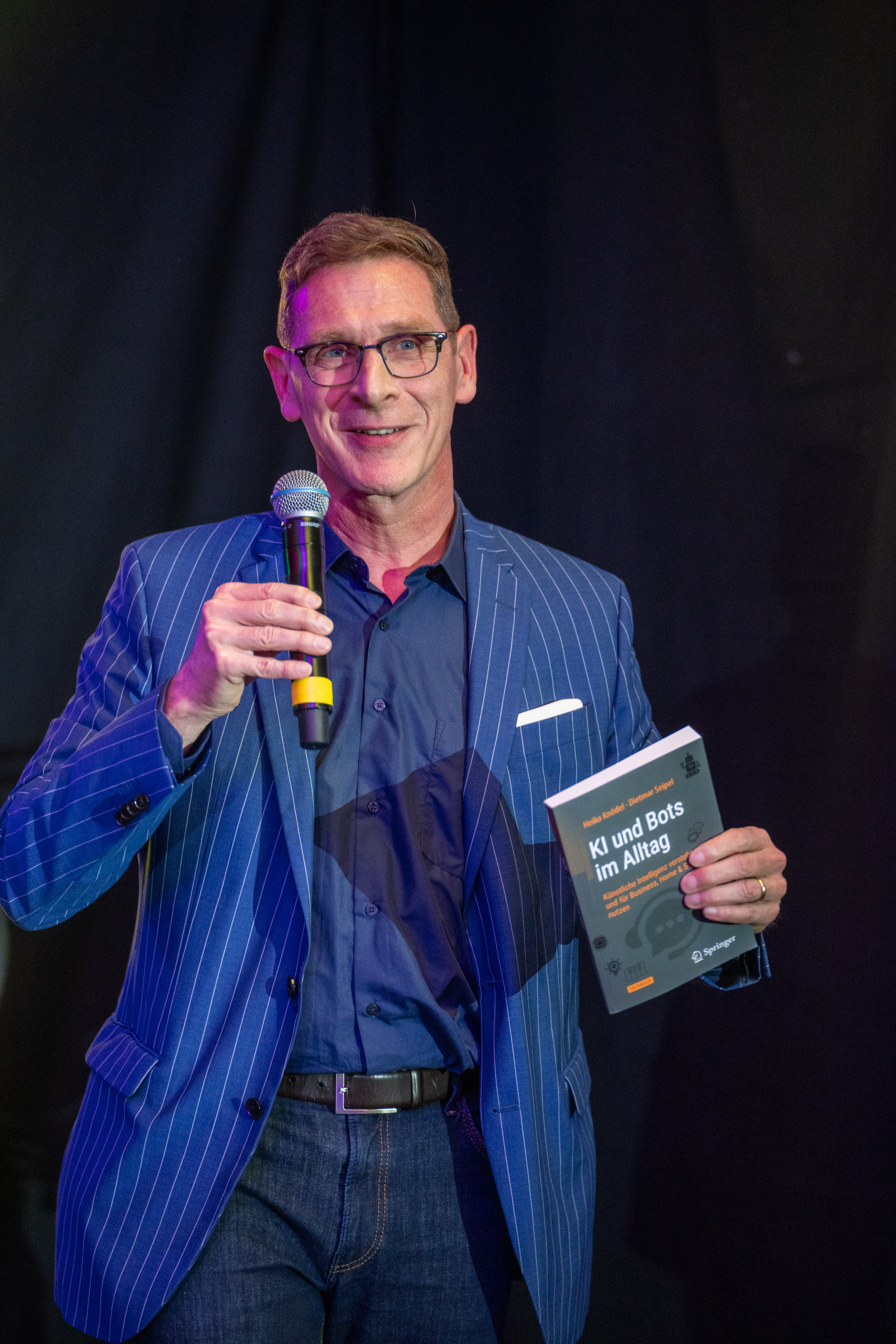 Heiko Knodel hält das Buch ‚KI und Bots im Alltag' (SpringerNature)